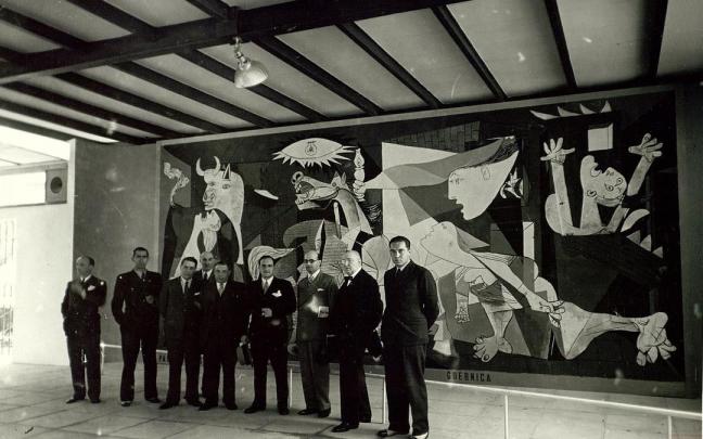 Exposición en París celebrada en el año 1937 con representantes del Gobierno vasco delante del ‘Guernica’ de Picasso.