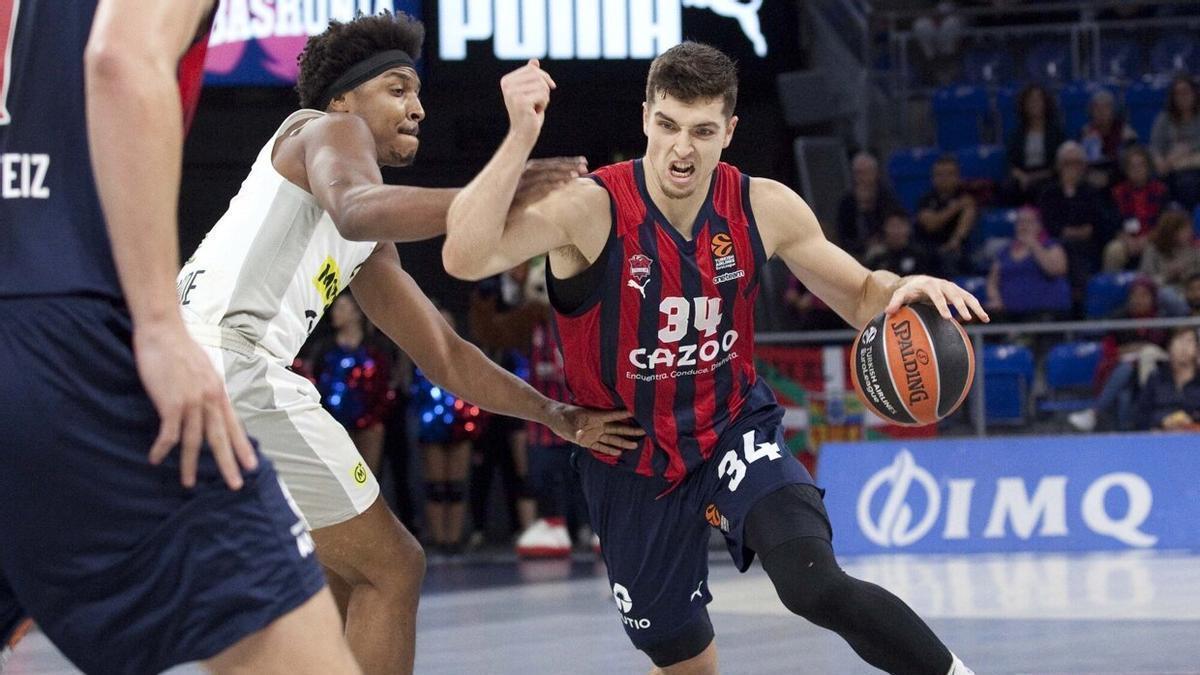 Hommes bota el balón, durante el partido ante el Partizan