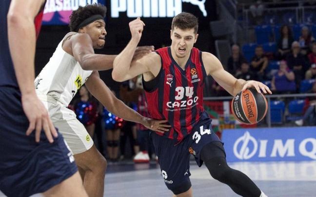 Hommes bota el balón, durante el partido ante el Partizan