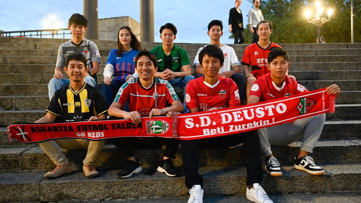 Jugadores y entrenadores que ejercen en clubes vizcainos posan en el exterior del Teatro Arriaga de Bilbao.