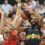 Adam Smith lanza a canasta en el encuentro ante el Valencia Basket.
