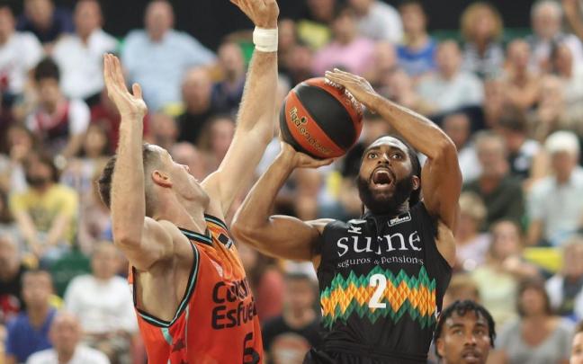 Adam Smith lanza a canasta en el encuentro ante el Valencia Basket.