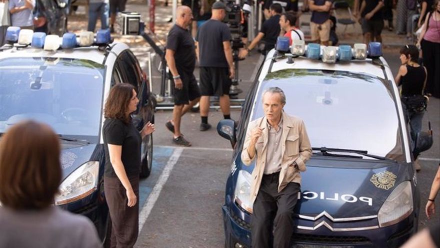 La directora Bel&eacute;n Mac&iacute;as, junto a Jos&eacute; Coronado durante el rodaje de 'Verano en Rojo'.