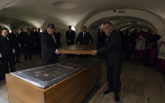 El féretro de Benedicto XVI en la cripta del Vaticano. El féretro de Benedicto XVI en la cripta del Vaticano.