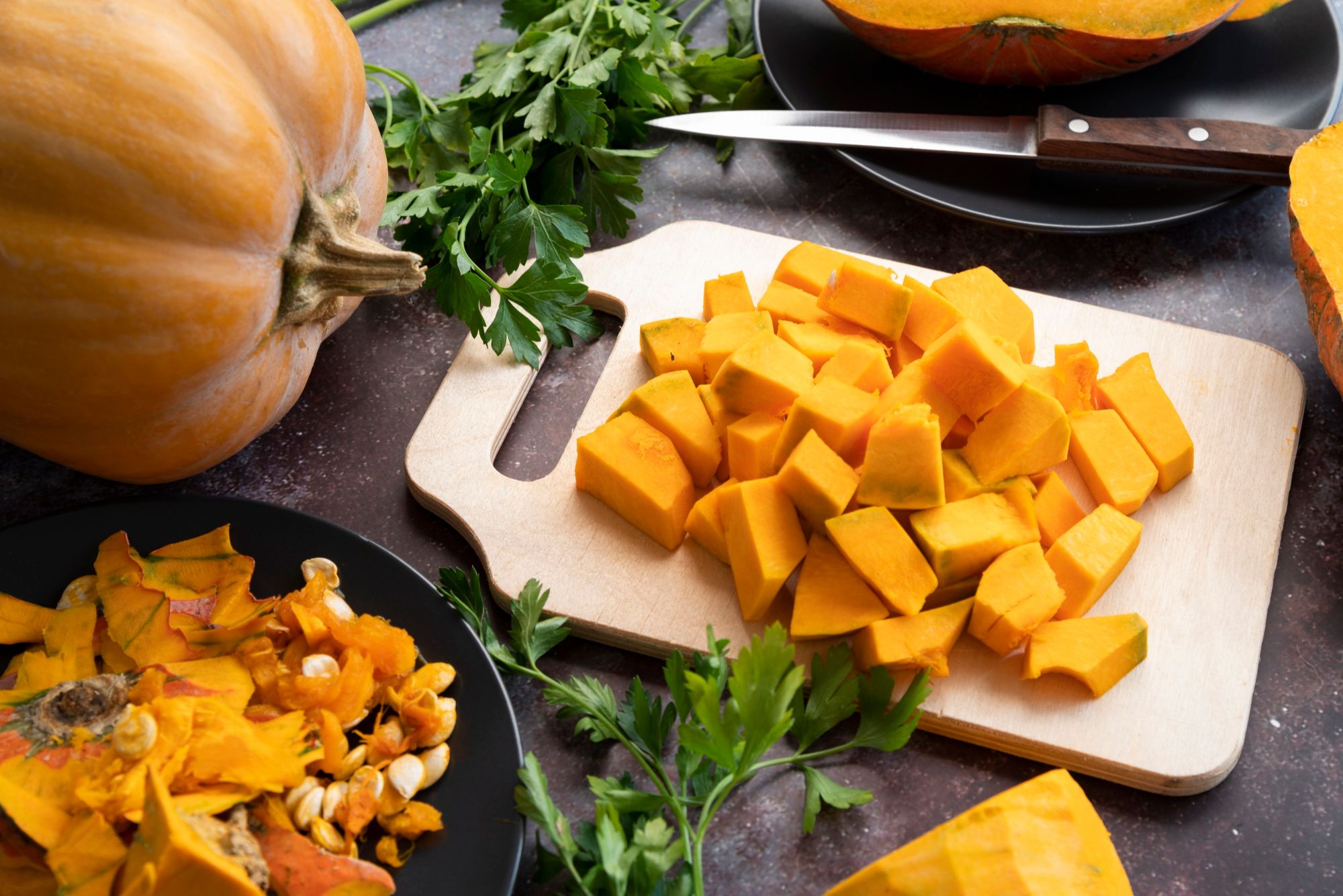 Una calabaza troceada lista para ser cocinada.