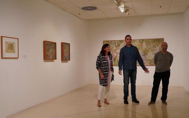 La directora de Cultura, Begoña de Ibarra, el comisario Gorka Mayor López y el hijo del artista, Miguel Toja. La directora de Cultura, Begoña de Ibarra, el comisario Gorka Mayor López y el hijo del artista, Miguel Toja.