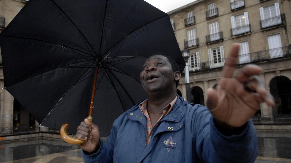 El músico callejero Pascual Molongua.