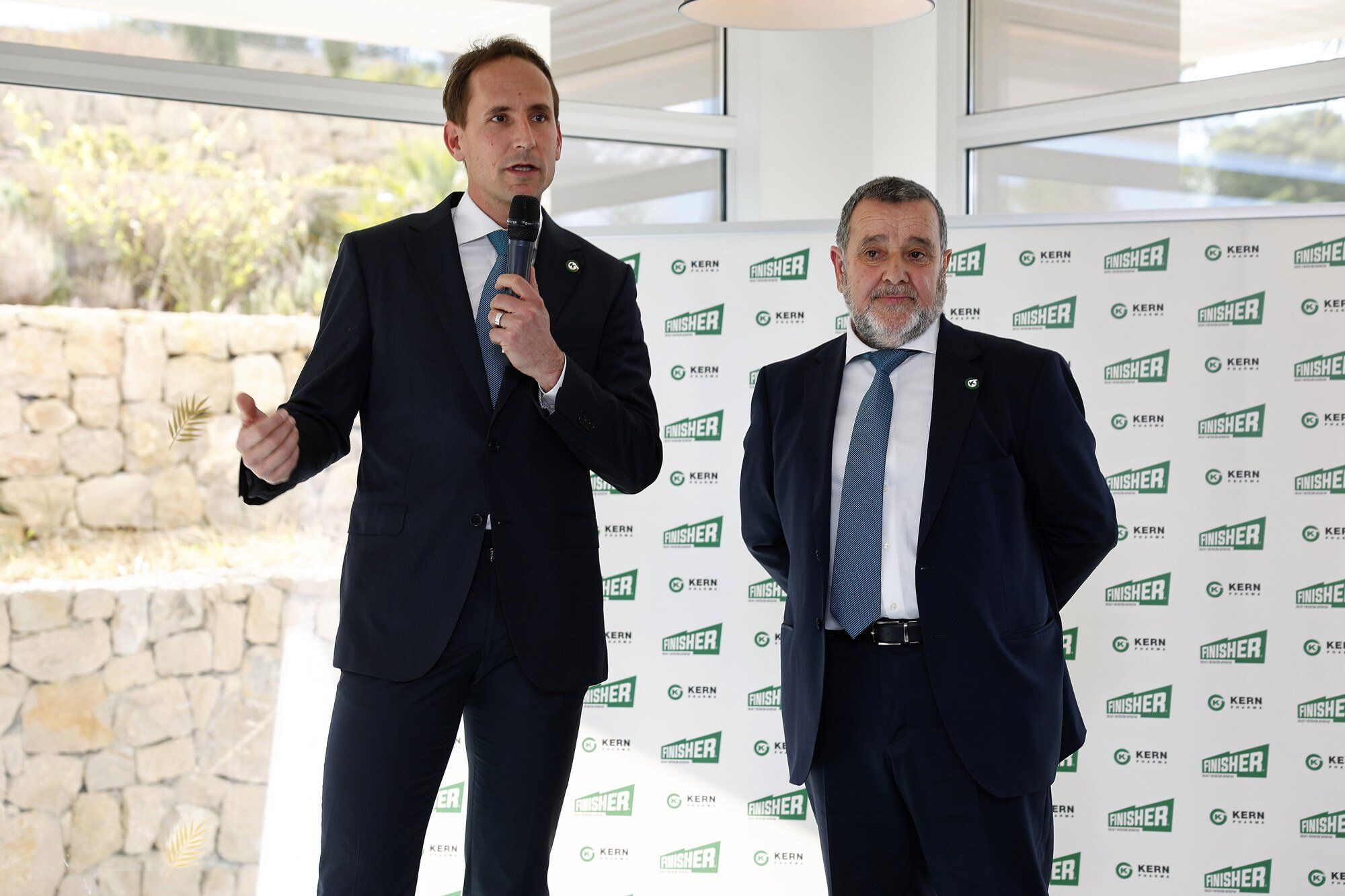 Juanjo Oroz, hablando en el acto de presentación del equipo junto a Manolo Azcona.