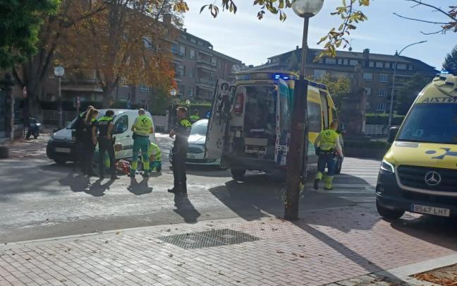 Los servicios de emergencia atienden al hombre atropellado