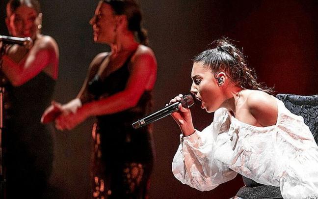Un momento de la actuación de María José Llergó anoche en Baluarte.