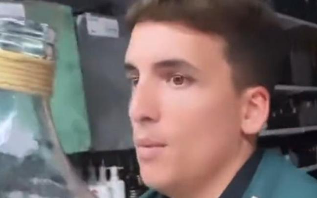 Xuso Jones, con el jarrón justo cuando el bazar empezaba a apagar las luces. Xuso Jones, con el jarrón justo cuando el bazar empezaba a apagar las luces.