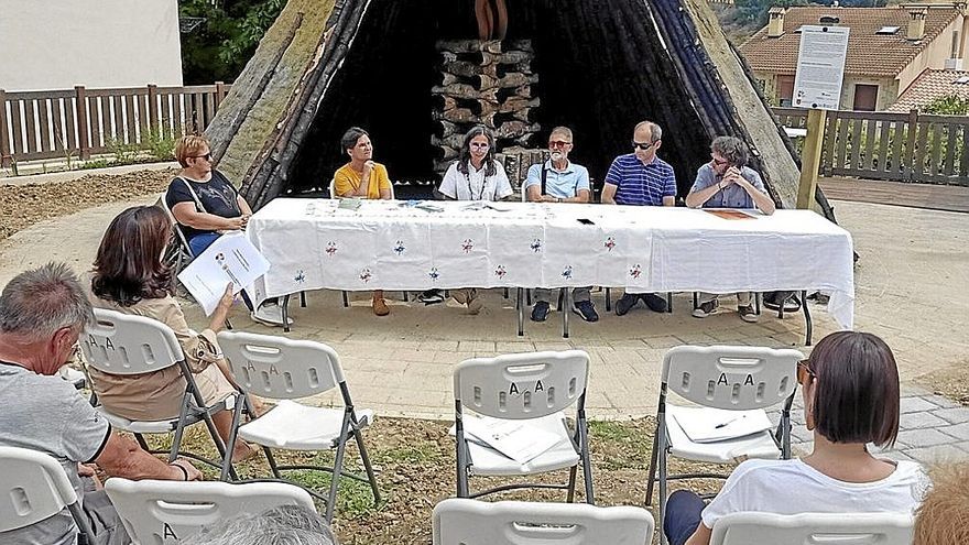 Momento de la presentación delante de la carbonera realizada por Joseba Burusko.