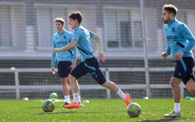 Andoni Gorosabel, junto a Pacheco y Aihen durante un entrenamiento.