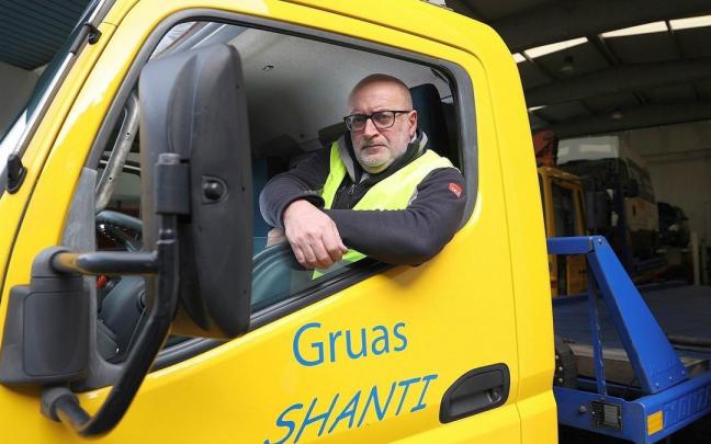 Shanti Guridi, en Zarautz, a bordo de una de las gr&uacute;as que protagoniza el plante.