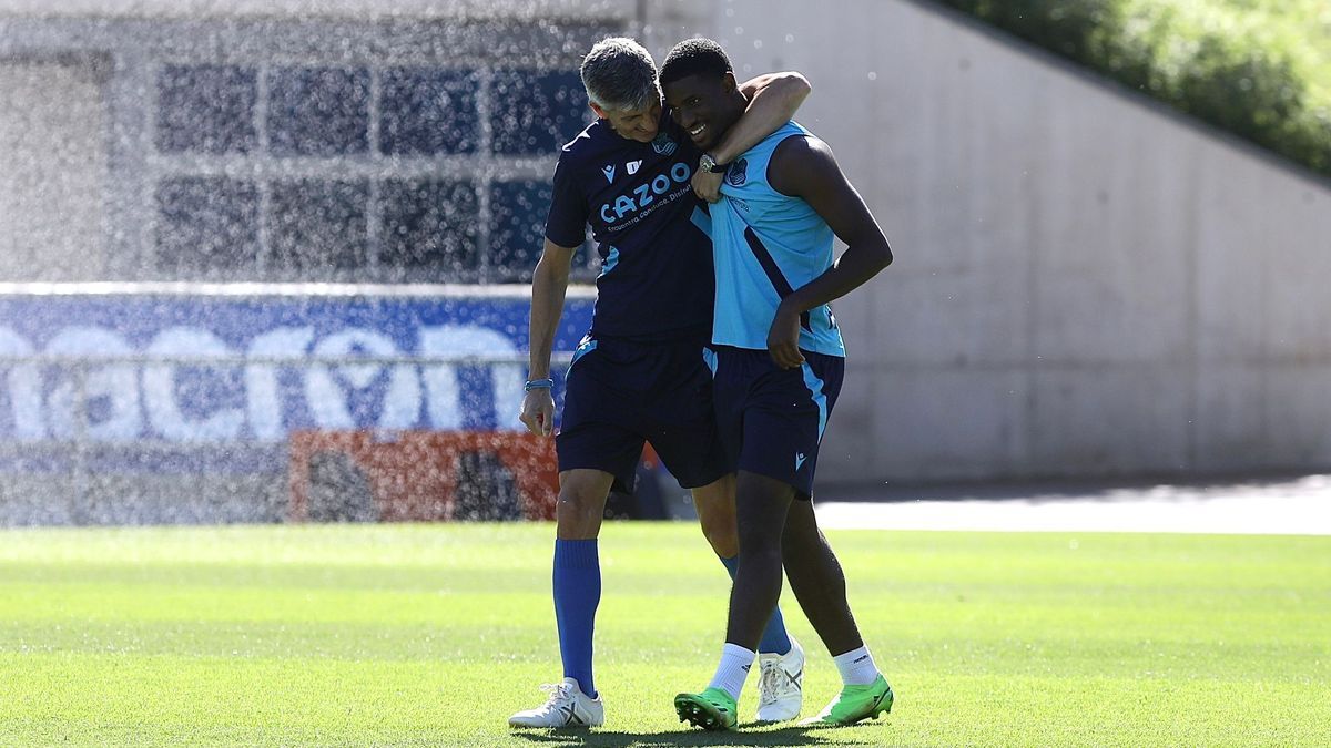 Imanol bromea con Cho en un momento del entrenamiento