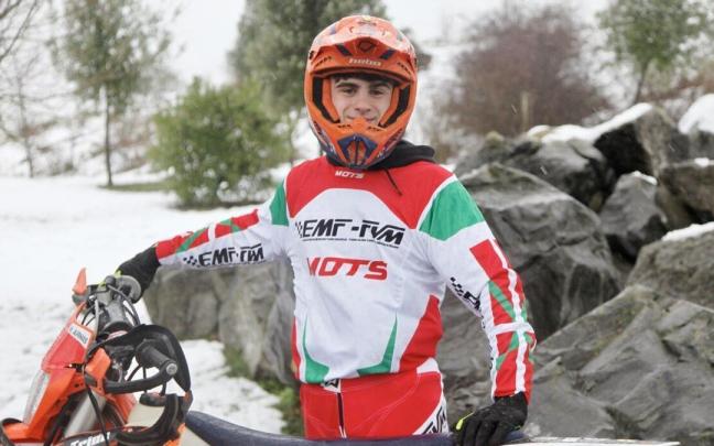 Mikel Armas posa junto a su moto en Vitoria Mikel Armas posa junto a su moto en Vitoria