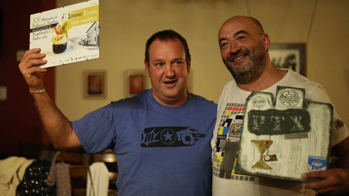 El responsable del bar Harpea Óscar Garcés (izquierda) posa con el vecino Oskar Rodríguez, que ejerció de maestro de ceremonias en la entrega de premios.