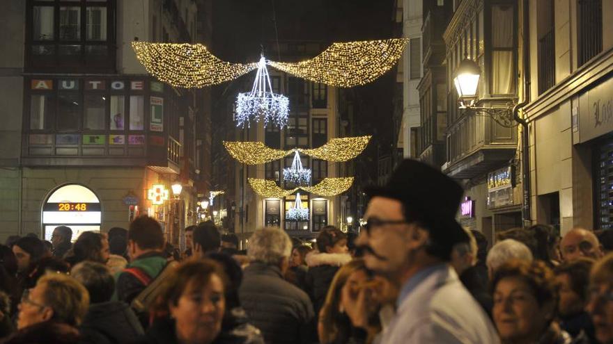 El Casco Viejo de Bilbao da la bienvenida a la Navidad con diversos espectáculos.