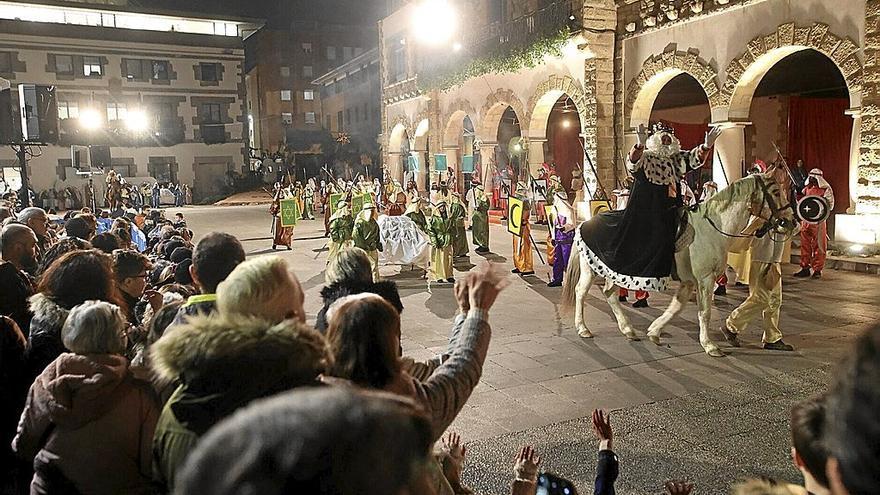 Los Reyes Magos llegaron a Arrigorriaga acompañados de todo su séquito. | FOTO:S BORJA GUERRERO