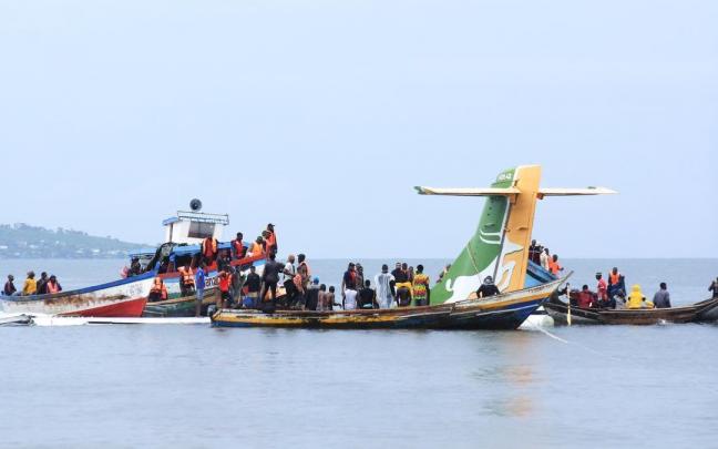 Labores de rescate del avión accidentado Labores de rescate del avión accidentado