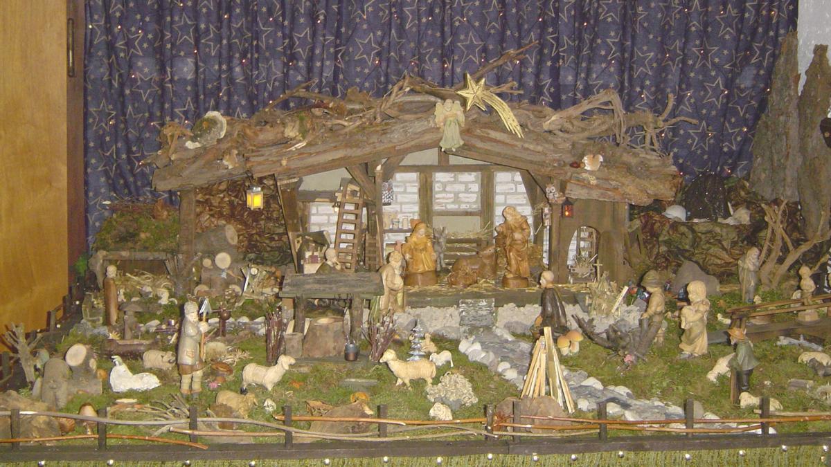 Un elaborado nacimiento de los tradicionalmente montan las familias en sus hogares.