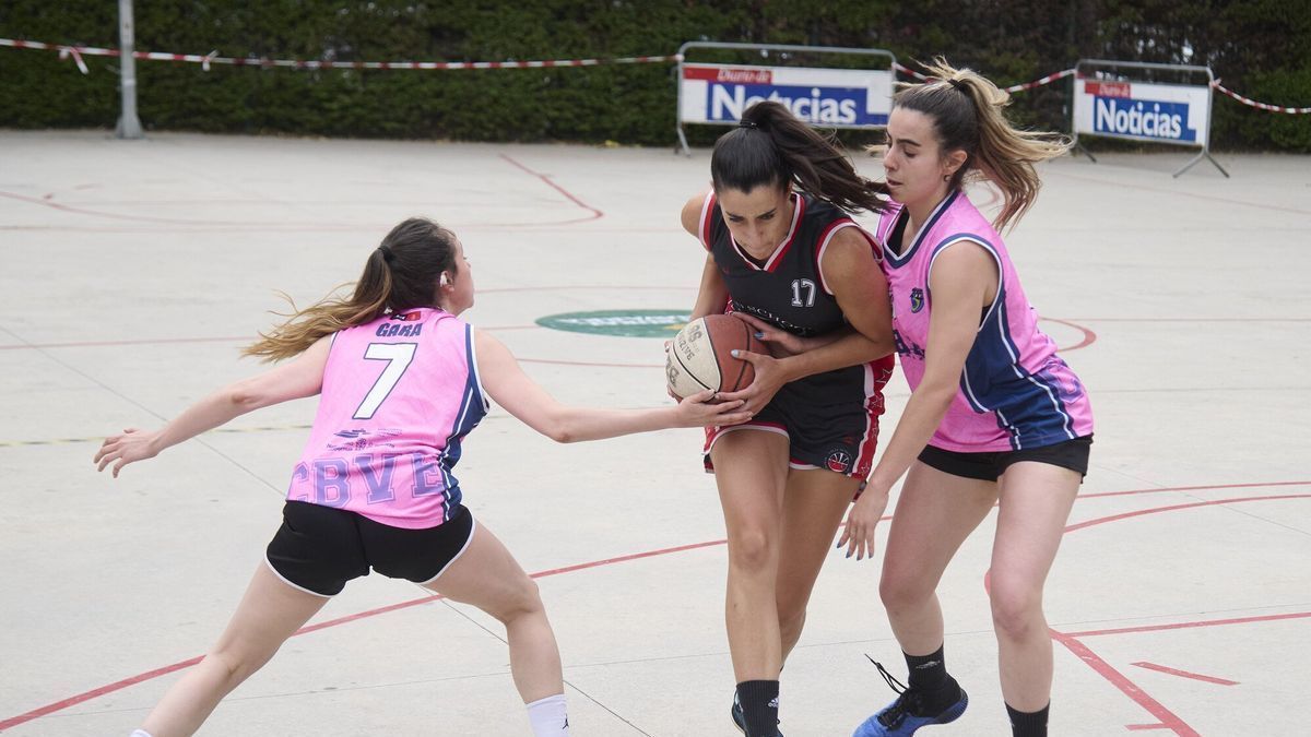 Una jugadora intenta entrar a canasta pasando por dos baloncestistas del Valle de Eg&uuml;&eacute;s