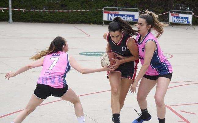 Una jugadora intenta entrar a canasta pasando por dos baloncestistas del Valle de Eg&uuml;&eacute;s