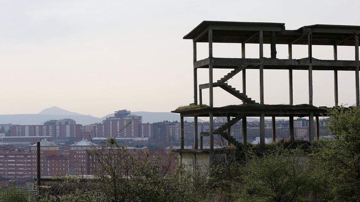 Edificio abandonado y al fondo, viviendas del barrio de San Jorge.