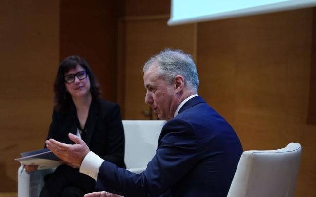 Urkullu, junto a la directora de Deia, Marta Mart&iacute;n, en el Encuentro DEIA &lsquo;Euskadi 2023, retos y prioridades&rsquo;.