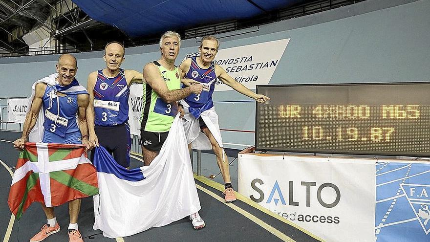 Jordi Ruiz Cabestany, Rafa Ferrer, César Pérez y Fidel Muxika señalan la marca conseguida ayer.