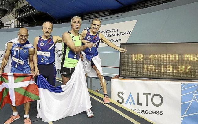 Jordi Ruiz Cabestany, Rafa Ferrer, César Pérez y Fidel Muxika señalan la marca conseguida ayer.