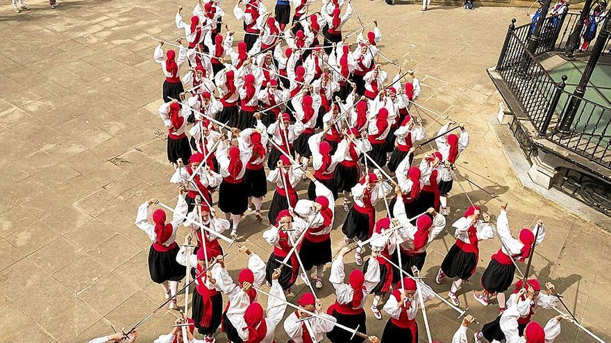 El desfile de los dantzaris de Beasain que recorrerá las calles de la localidad. | FOTO: N.G.