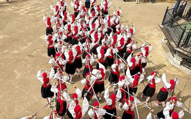El desfile de los dantzaris de Beasain que recorrer&aacute; las calles de la localidad. | FOTO: N.G.