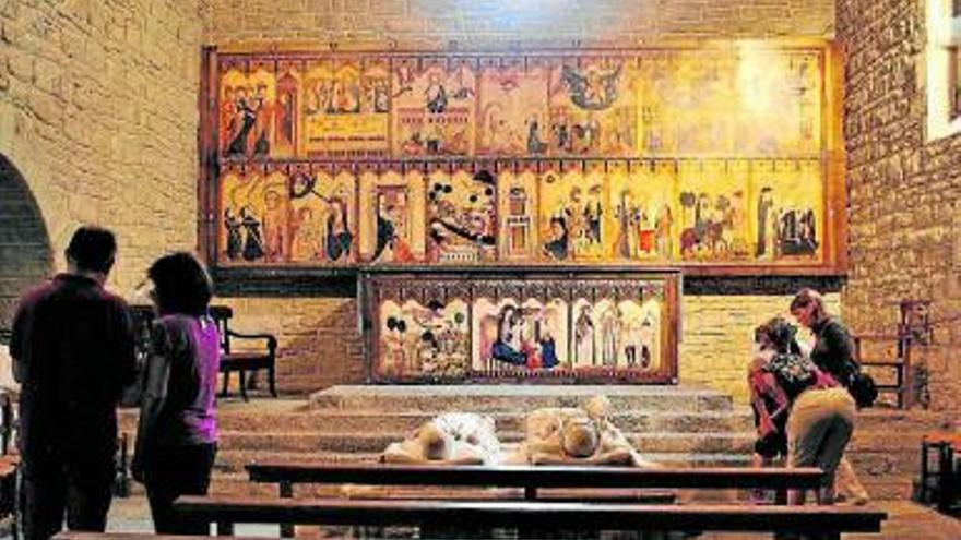 Turistas en el interior de la capilla-torreón de Quejana