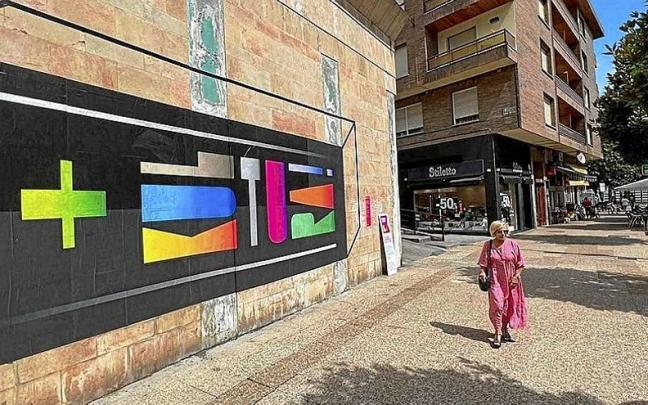 La obra ‘+Kultura’, de Xabier Gorostiaga Uriarte, en la pared municipal ubicada en la avenida Zumalakarregi de Llodio. | FOTO: CEDIDA La obra ‘+Kultura’, de Xabier Gorostiaga Uriarte, en la pared municipal ubicada en la avenida Zumalakarregi de Llodio. | FOTO: CEDIDA