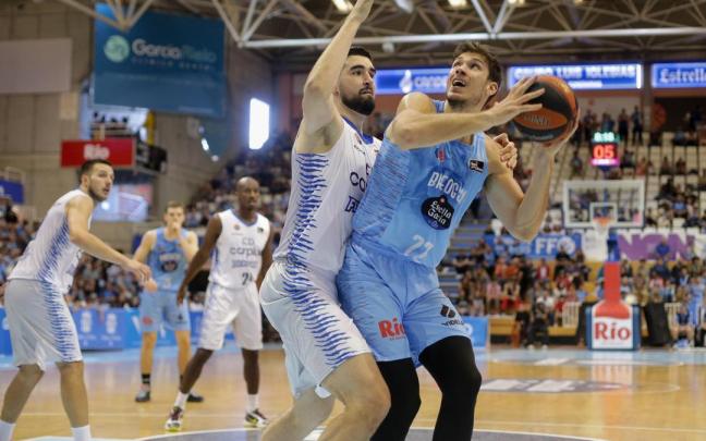 Ethan Happ intenta anotar ante Dusan Ristic. Ethan Happ intenta anotar ante Dusan Ristic.