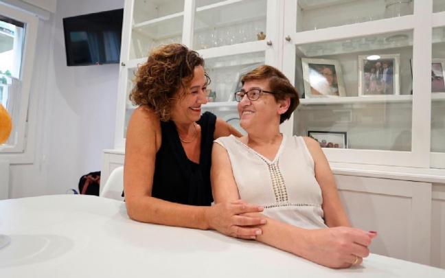 Pepi y Marisa Guti&eacute;rrez, en el piso que se ha comprado esta &uacute;ltima en Irun.