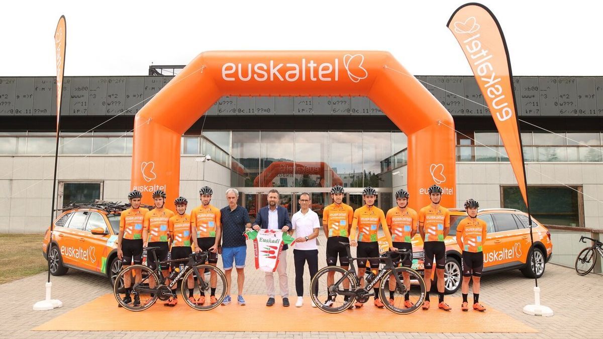 Presentacion de los corredores de Euskaltel Euskadi que correran en la Vuelta a España.