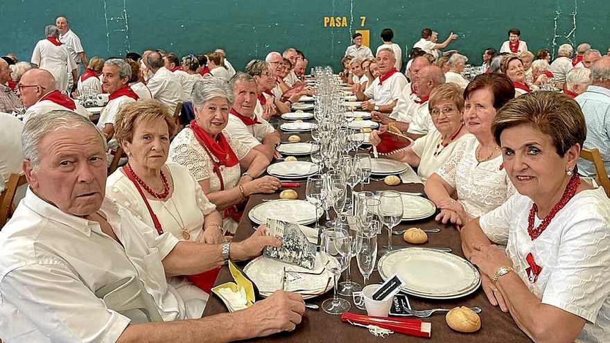 Algunos de los peralteses que acudieron ayer a la comida.