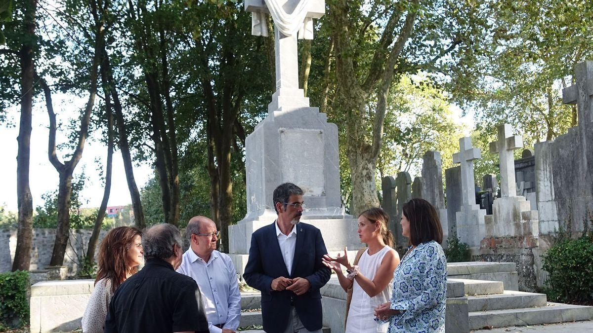 El alcalde, Eneko Goia, conversa con la concejala de Memoria Histórica, Ane Oyarbide, la consejera Beatriz Artolazabal y otros miembros del Gobierno Vasco