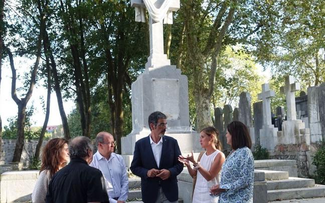El alcalde, Eneko Goia, conversa con la concejala de Memoria Histórica, Ane Oyarbide, la consejera Beatriz Artolazabal y otros miembros del Gobierno Vasco El alcalde, Eneko Goia, conversa con la concejala de Memoria Histórica, Ane Oyarbide, la consejera Beatriz Artolazabal y otros miembros del Gobierno Vasco