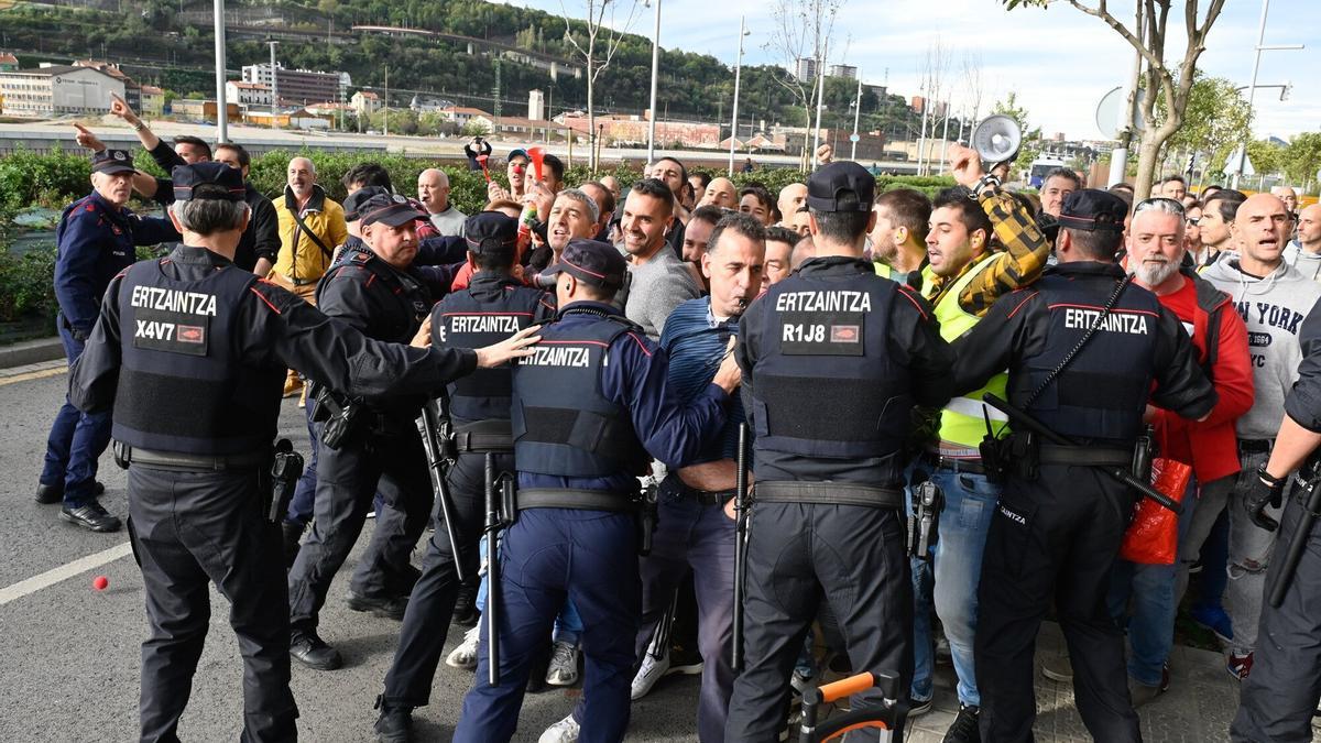 Momentos de tensión en el exterior de la nueva comisaría del Distrito 1 de Bilbao.