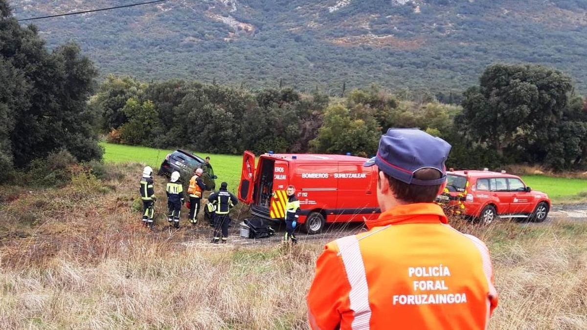 El vehículo accidentado en la N-121, a la altura de Unzué.