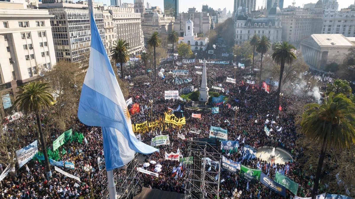 Masiva manifestación en Buenos Aires para repudiar el intento de asesinato a Cristina Fernández.
