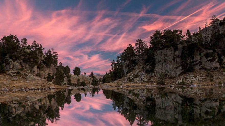 El agua, en sus casi 200 lagos, y las piedras metamórficas, son dos de los atractivos principales de este parque natural catalán.