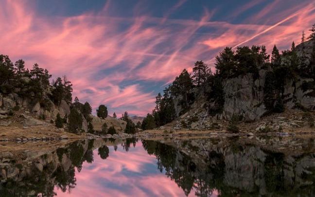 El agua, en sus casi 200 lagos, y las piedras metamórficas, son dos de los atractivos principales de este parque natural catalán. El agua, en sus casi 200 lagos, y las piedras metamórficas, son dos de los atractivos principales de este parque natural catalán.