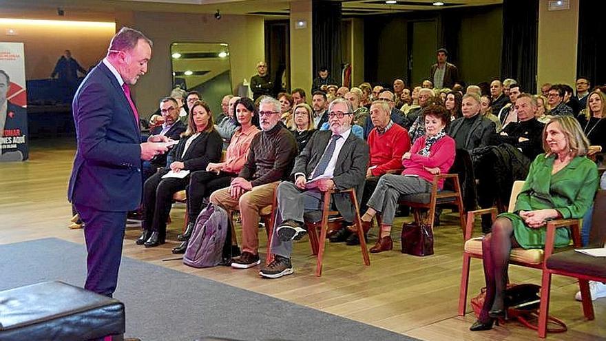 Esparza lee unos papeles durante su intervención.