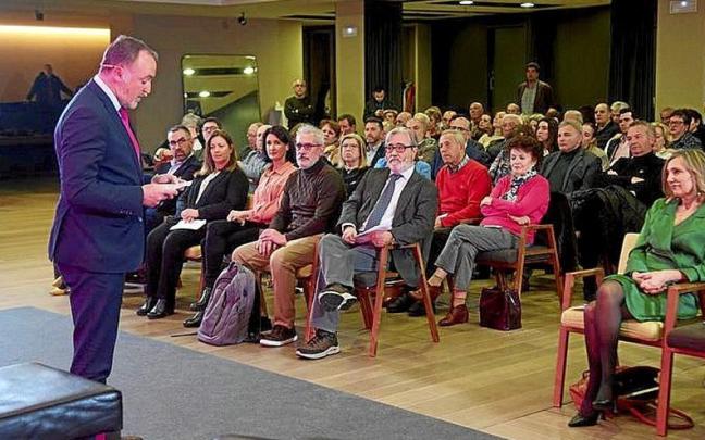 Esparza lee unos papeles durante su intervención.