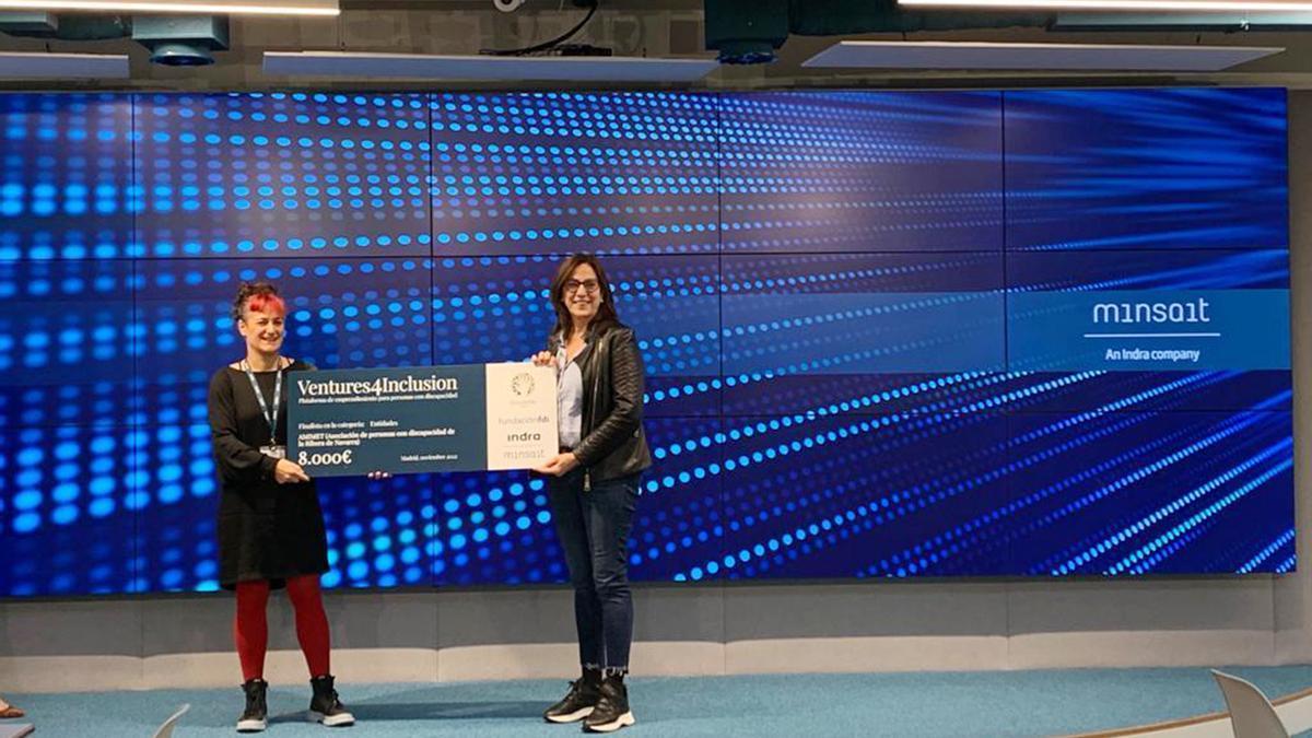 Margarita Sánchez, a la derecha, recibiendo el premio por 'Qampo de Capacidades'