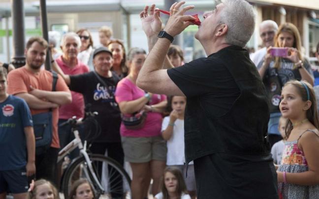 Actuaci&oacute;n de un mago junto al parlamento